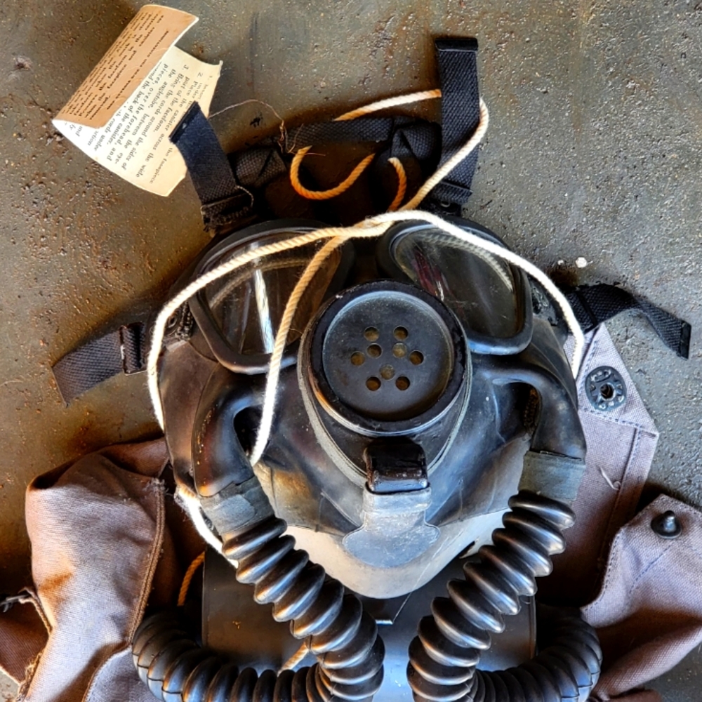 Vintage 1940s WWII USN U GAS MASK MARK IV